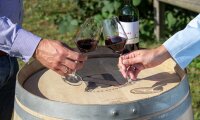 300L GESCHLIFFENES Weinfass mit silbernen Ringen als Stehtisch