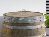 225L Weinfass geöffnet als Regenfass - rustikal Oberfläche: Natur, Deckel: Deckel mit Kordel / Seil, Wasserhahn: Messing: Höhe 20 cm