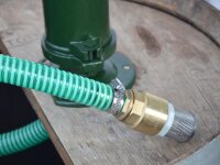 Barrique de vin en bois de chêne avec pompe à main